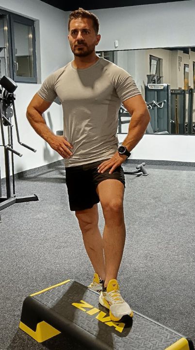 Ionuț, instructor STEP-FIT, cu platforma de step