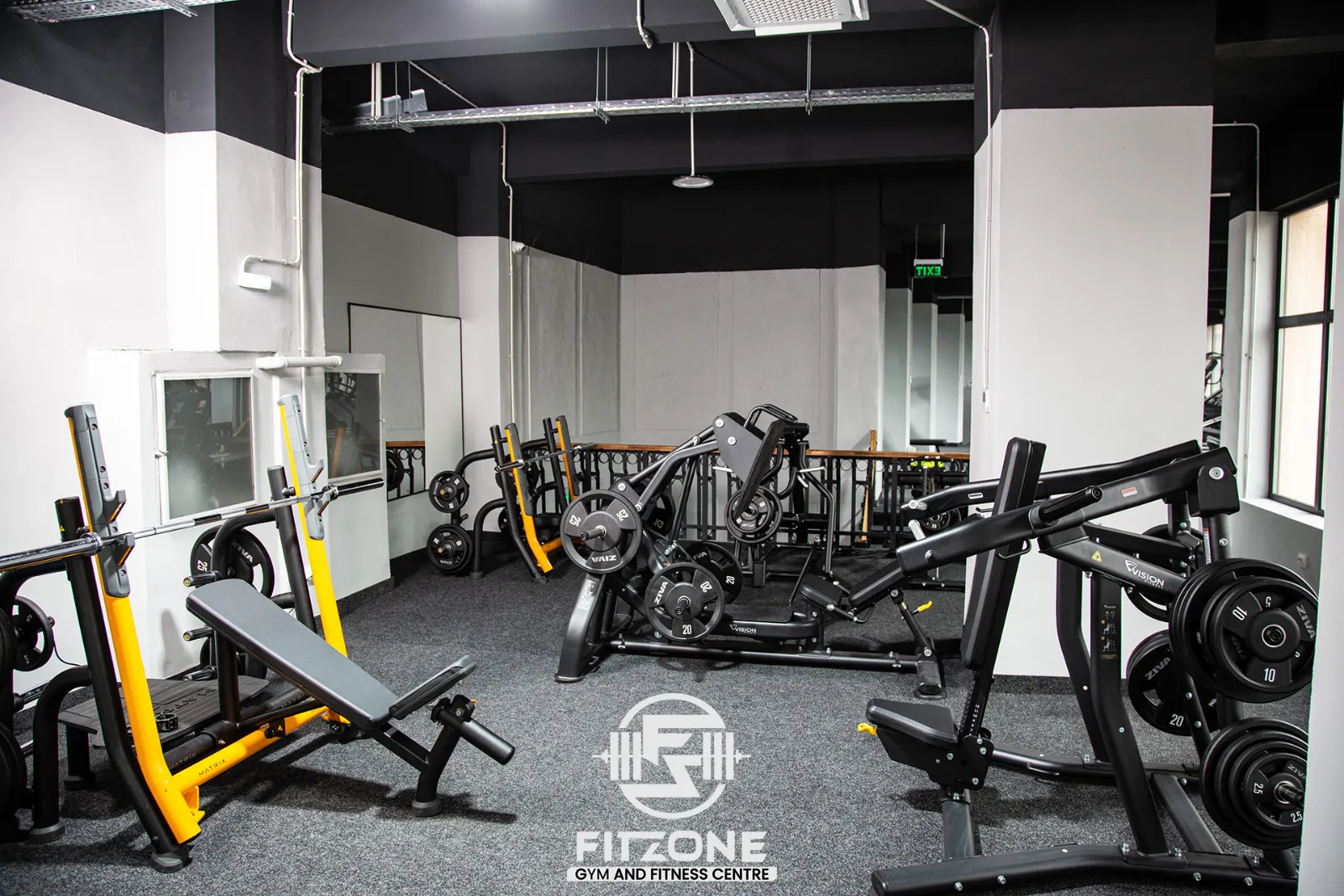 Aparate și bănci din zona de antrenament a sălii FitZone Ploiești.